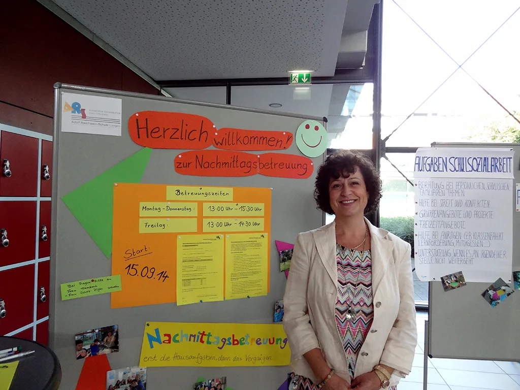 Person steht vor der Stellwand zur Schulsozialarbeit.